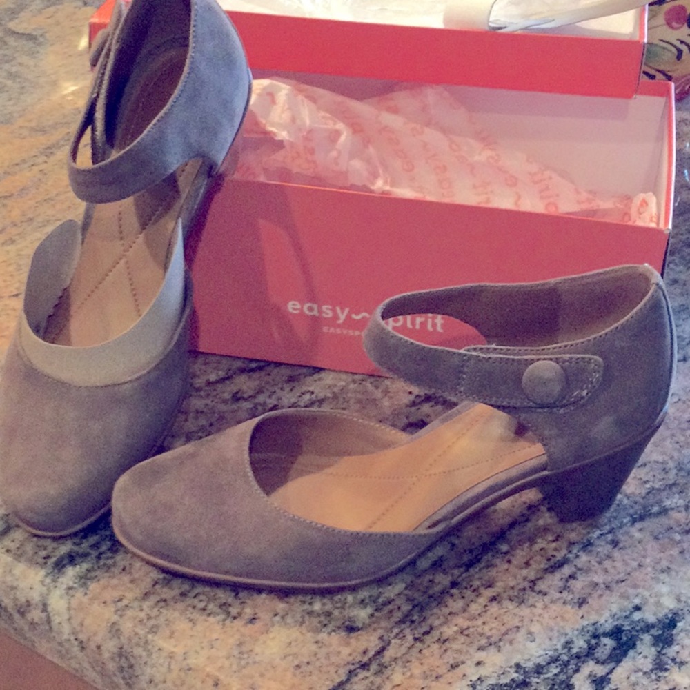 Womens easy spirit shoes swede taupe new never worn